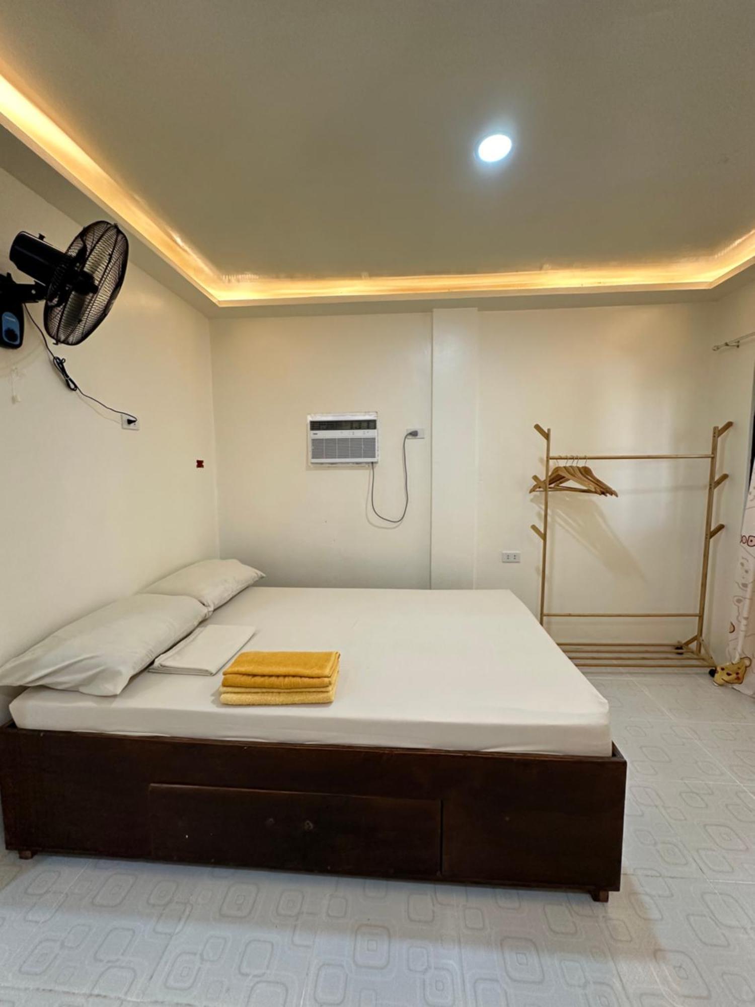 Cris & Mar Homestay Burgos  الغرفة الصورة
